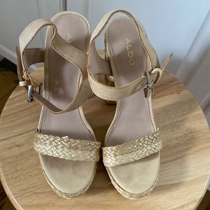 Aldo Huglag slightly used size 35 Womens
